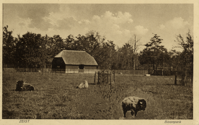 16211 Gezicht op de voor- en rechtergevel van de stal voor bisons in het Bisonpark (Woudenbergseweg 13A) te Zeist; met ...